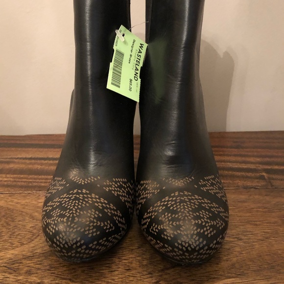 Cynthia Vincent bootie heels - Picture 2 of 4